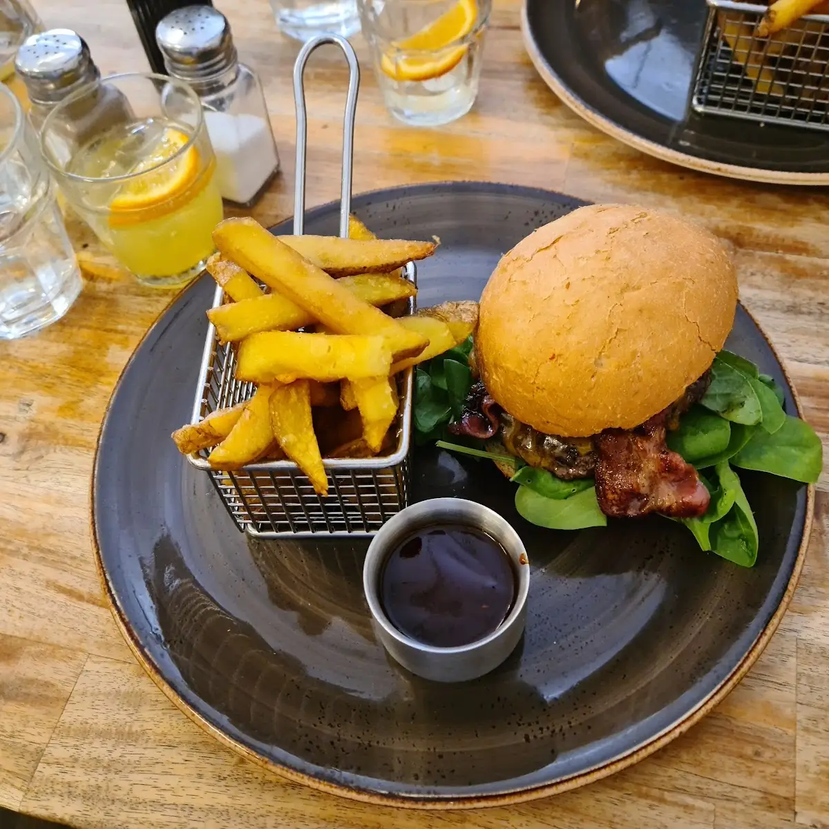 Bio Beef Burger Mit Pommes Frites