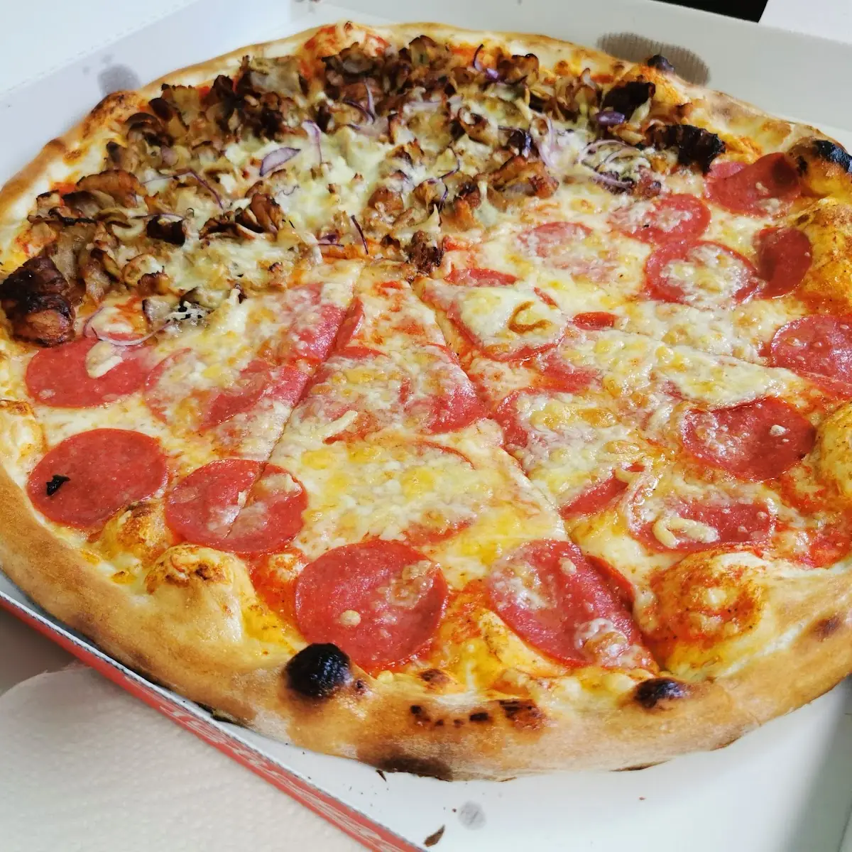 Riesen Familien Pizza 50cm Halb Salami Halb Kebap Fleisch
