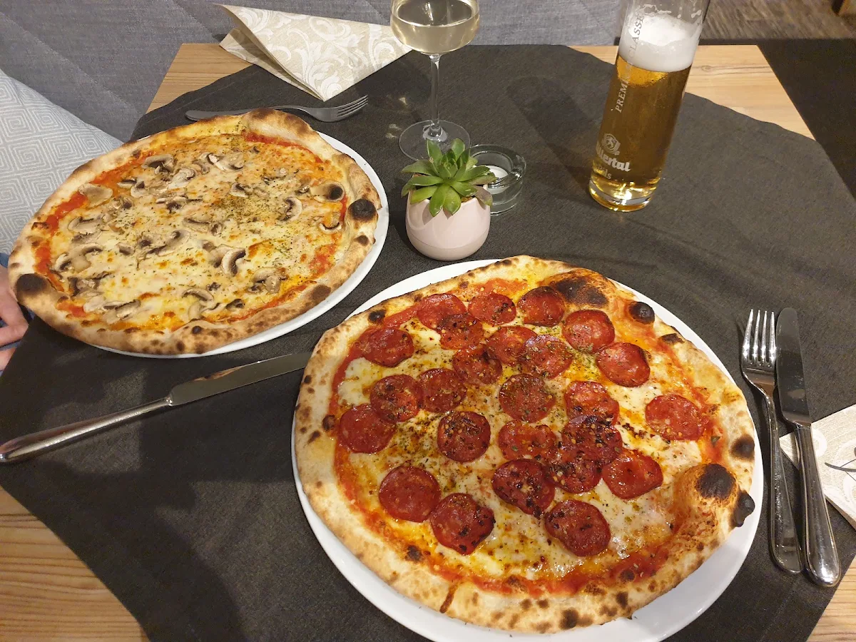 Pizza Funghi Und Pizza Diavola