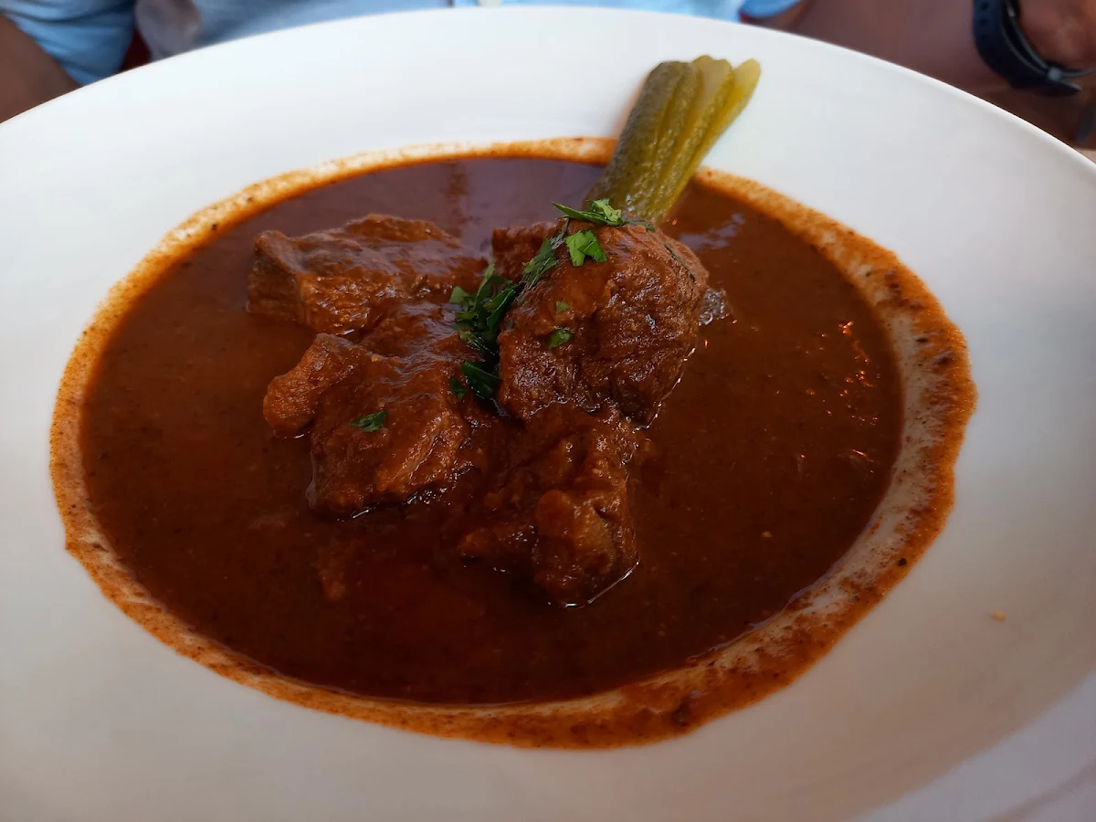 Bio-rindsgulasch Mit Essiggurkerl Und Gebāck
