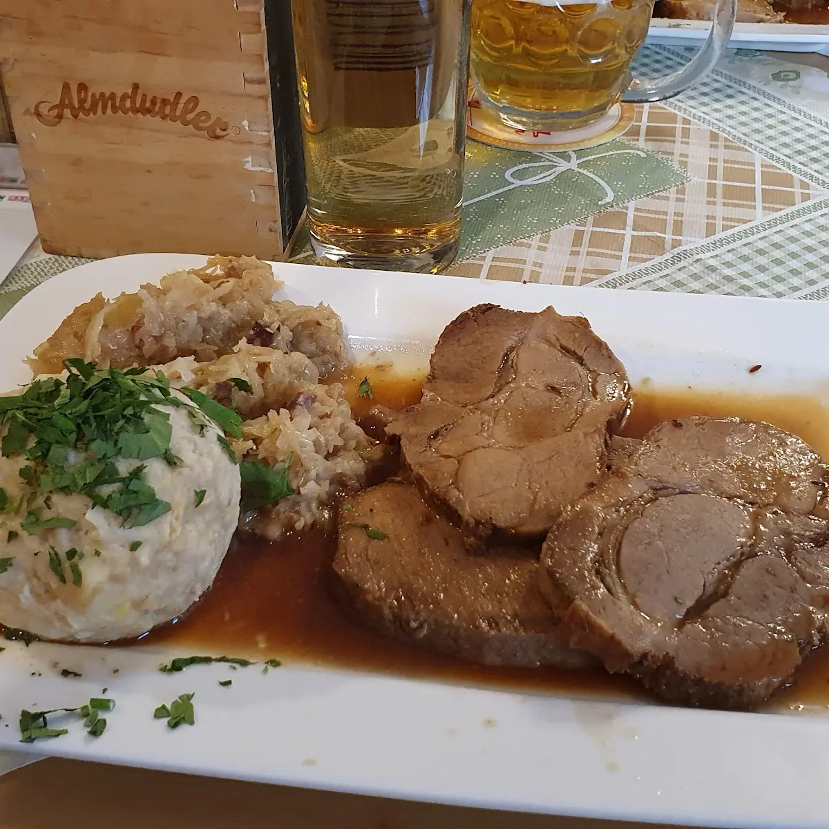 Schweinsbraten Mit Kraut U Knödel