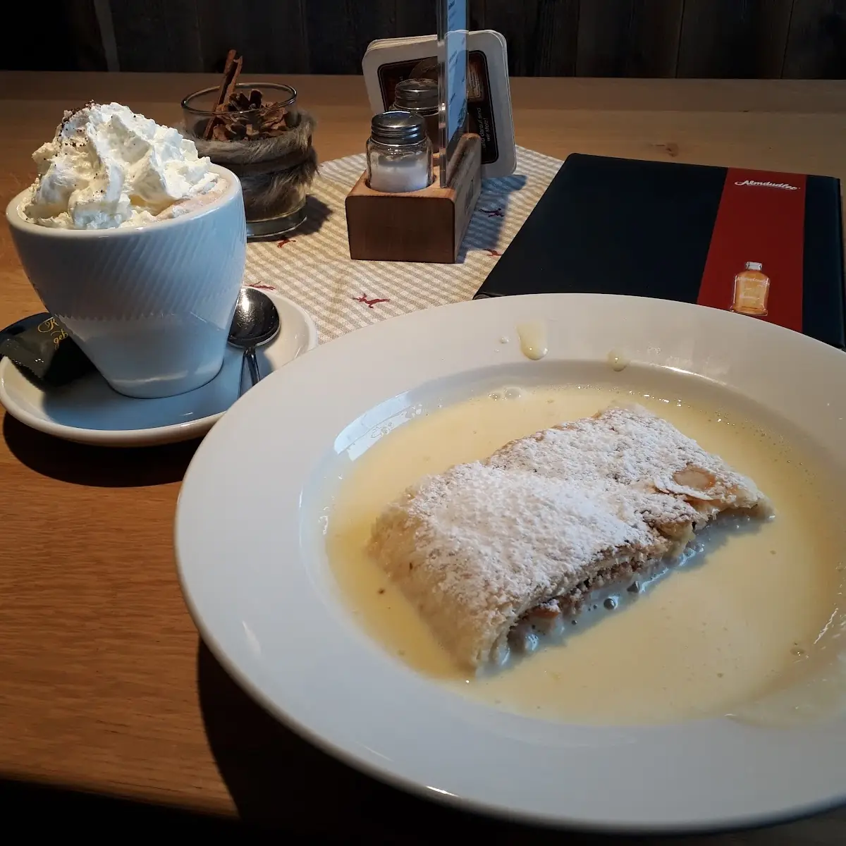 Apfelstrudel Mit Vanillesoße Und Dazu Heiße Schokolade