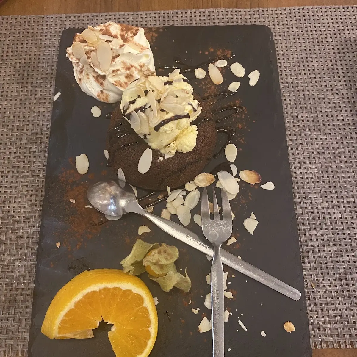 Tortino Al Cioccolato Con Gelato E Panna