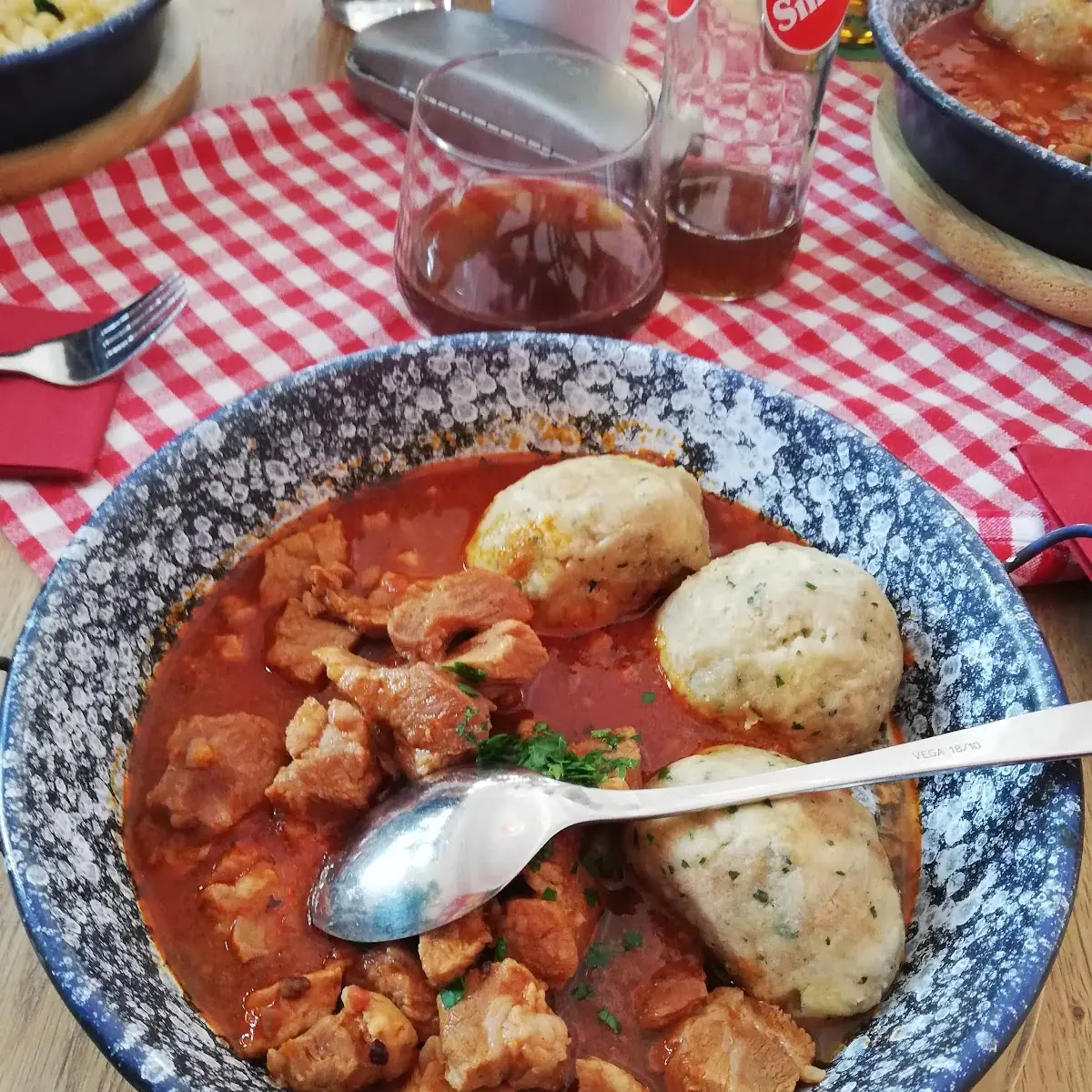 Schweinsgulasch Mit Semmel Knödel