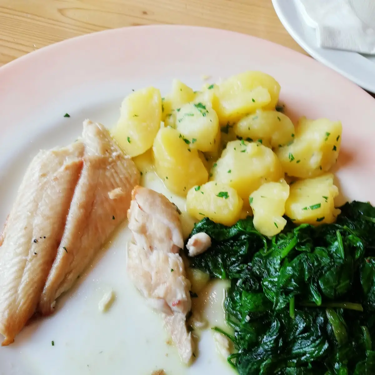 Geräucherter Saibling Mit Petersilienkartoffeln Und Spinat
