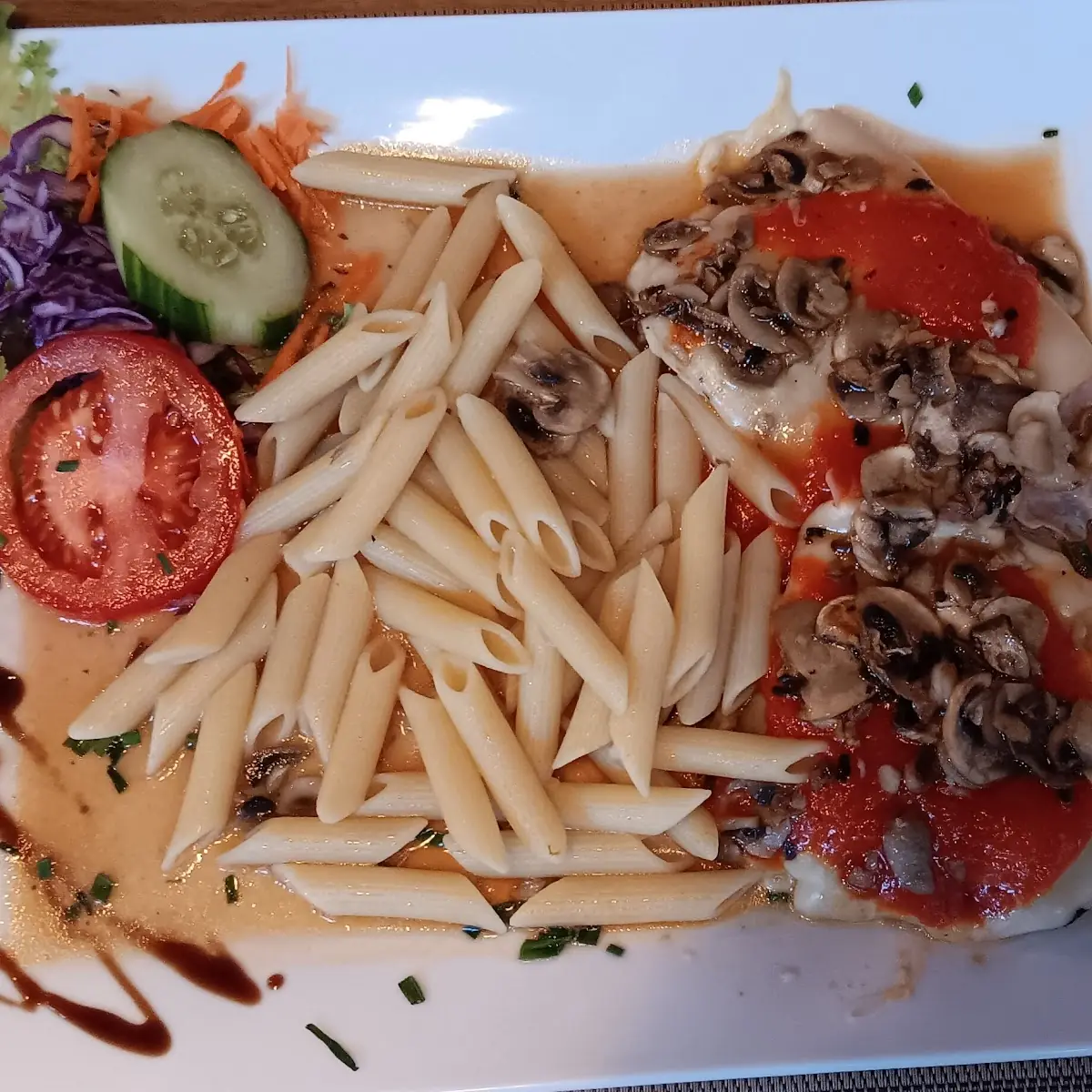 Scaloppina Valdostana Schnitzel Mit Schinken Käse Champignon Und Tomatensauce