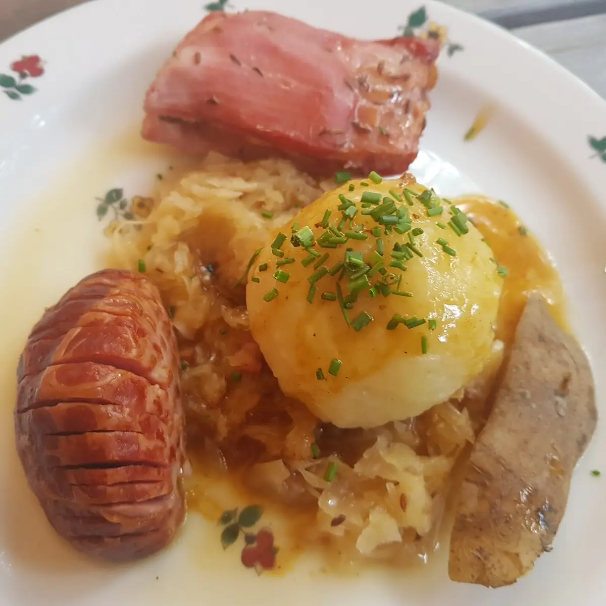 Haferkast'n Reindl Ripperl Saumeise Gefüllte Knödel Sauerkraut Erdäpfel