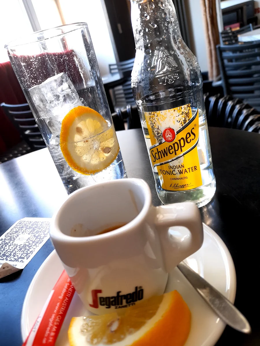 Segafredo Kl Espresso Mit Zitrone & Schweppes Tonic Mit Eis & Zitrone