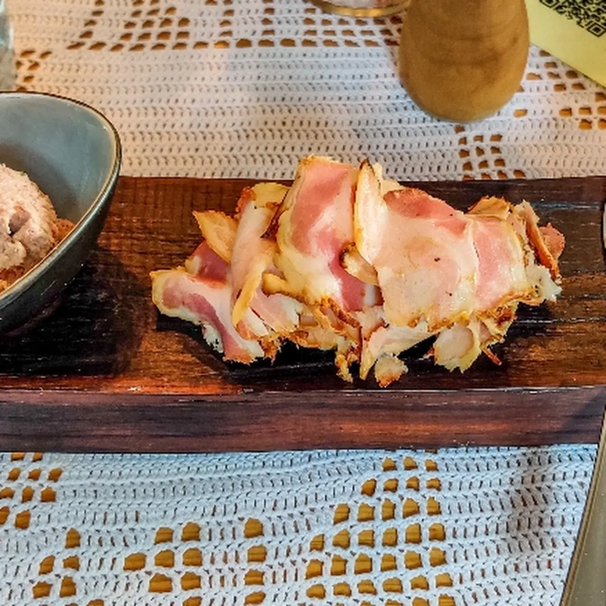 Gedeck Mit Frischem Brot Speck Leberwurst Und Kräuteraufstrich Selbstgemacht Natürlich