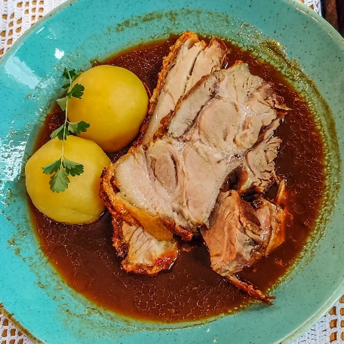 Ofenfrischer Schweinsbraten Mit Kartoffelknödel