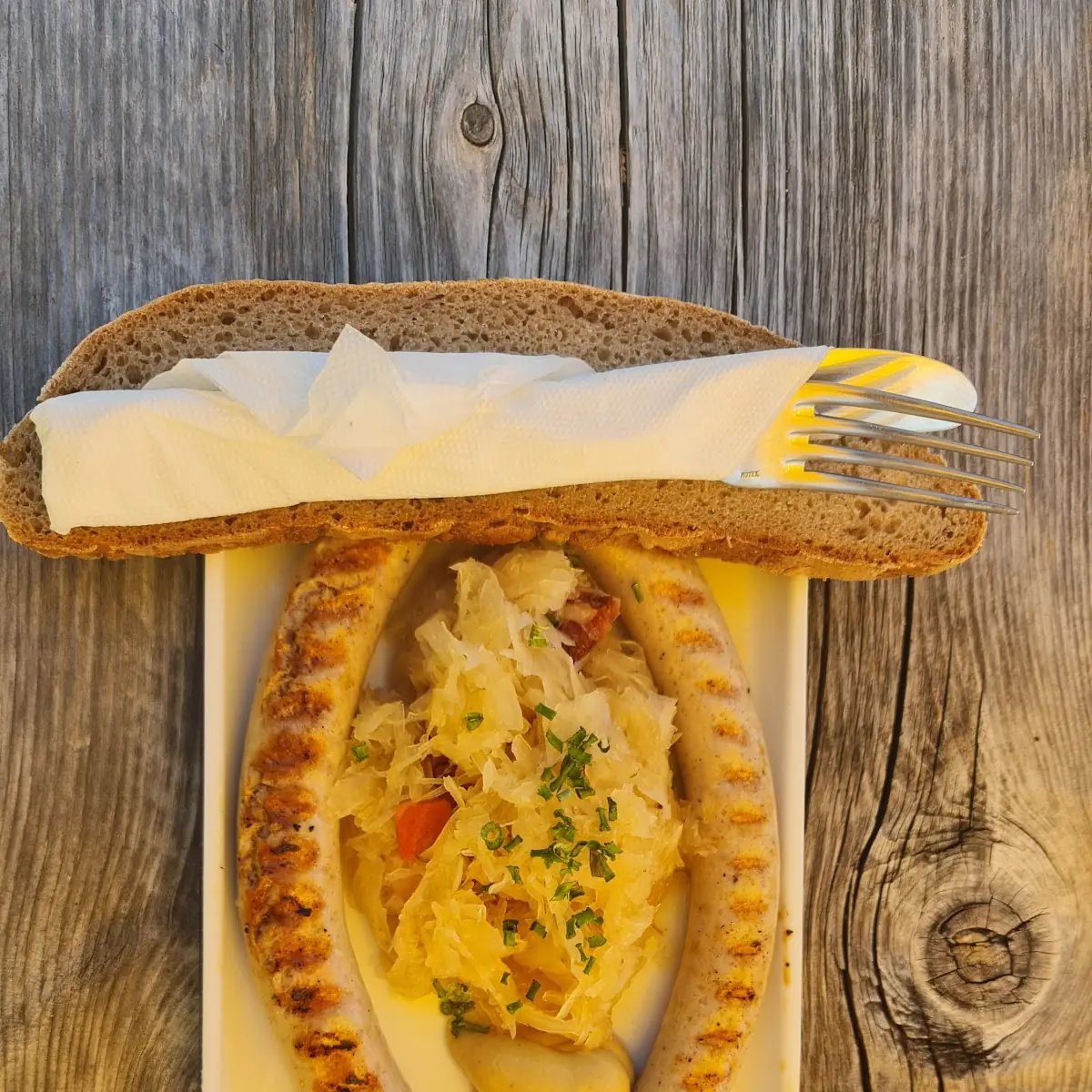 Bratwürste Mit Sauerkraut Und Brot