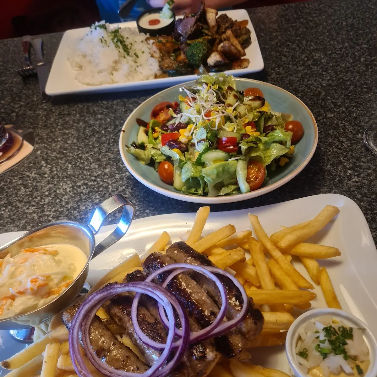 Cevapcici Mit Pommes Und Genischtem Salat