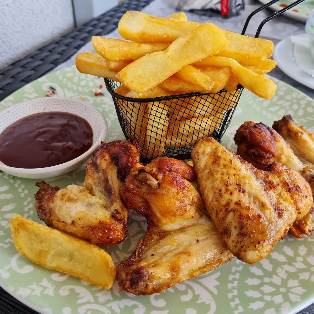 Chicken Wings Mit Pommes