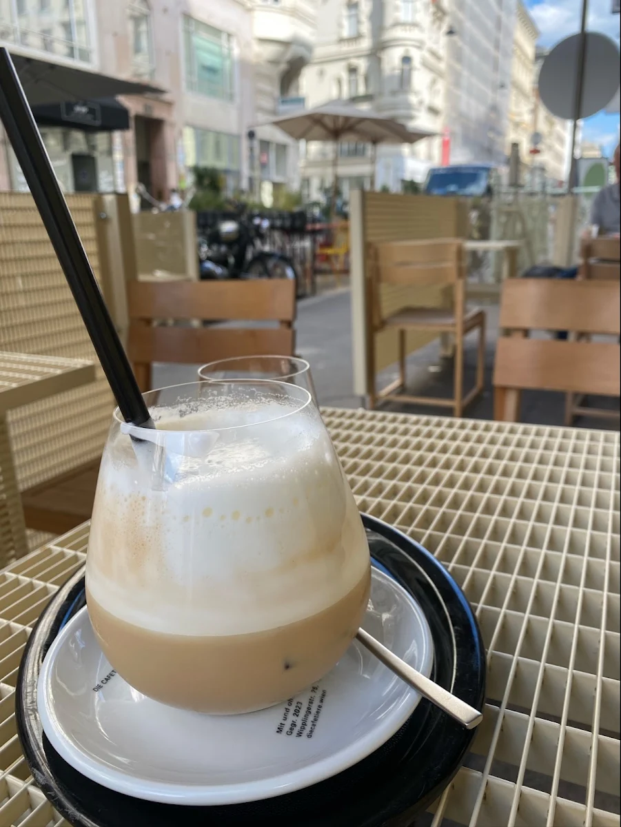 Iced Latte with Oatmilk