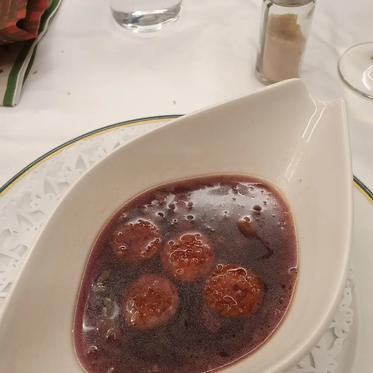Blaukrautsuppe Mit Speckkrusten Und Wildbratwürstel