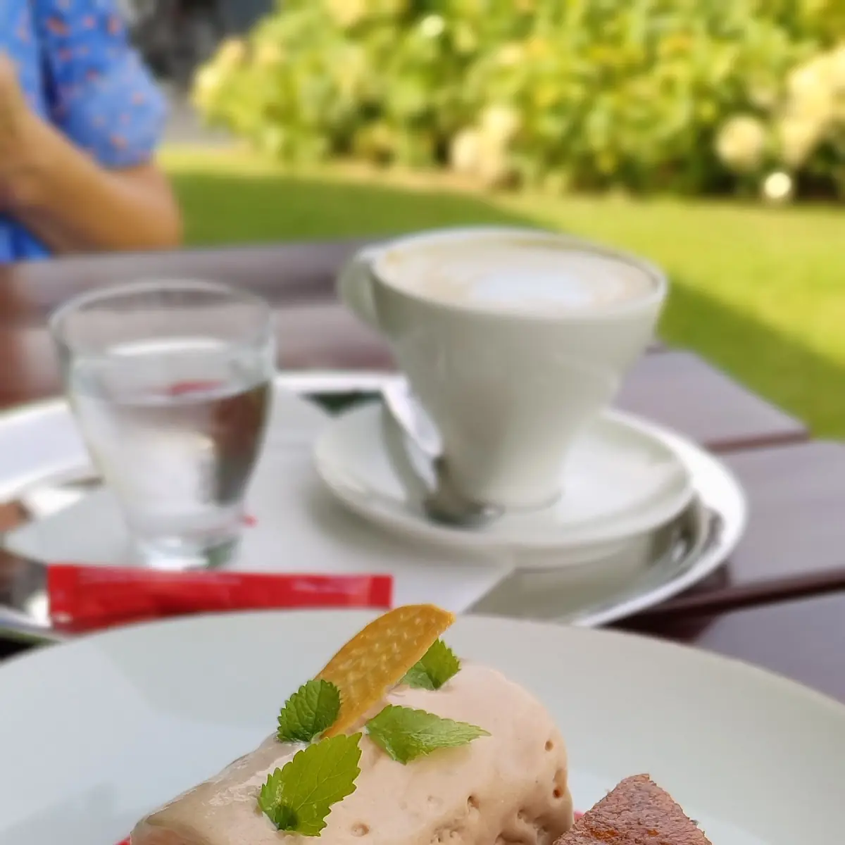 Nougat -himbeerparfait Mit Mohn-zitronenkuchen