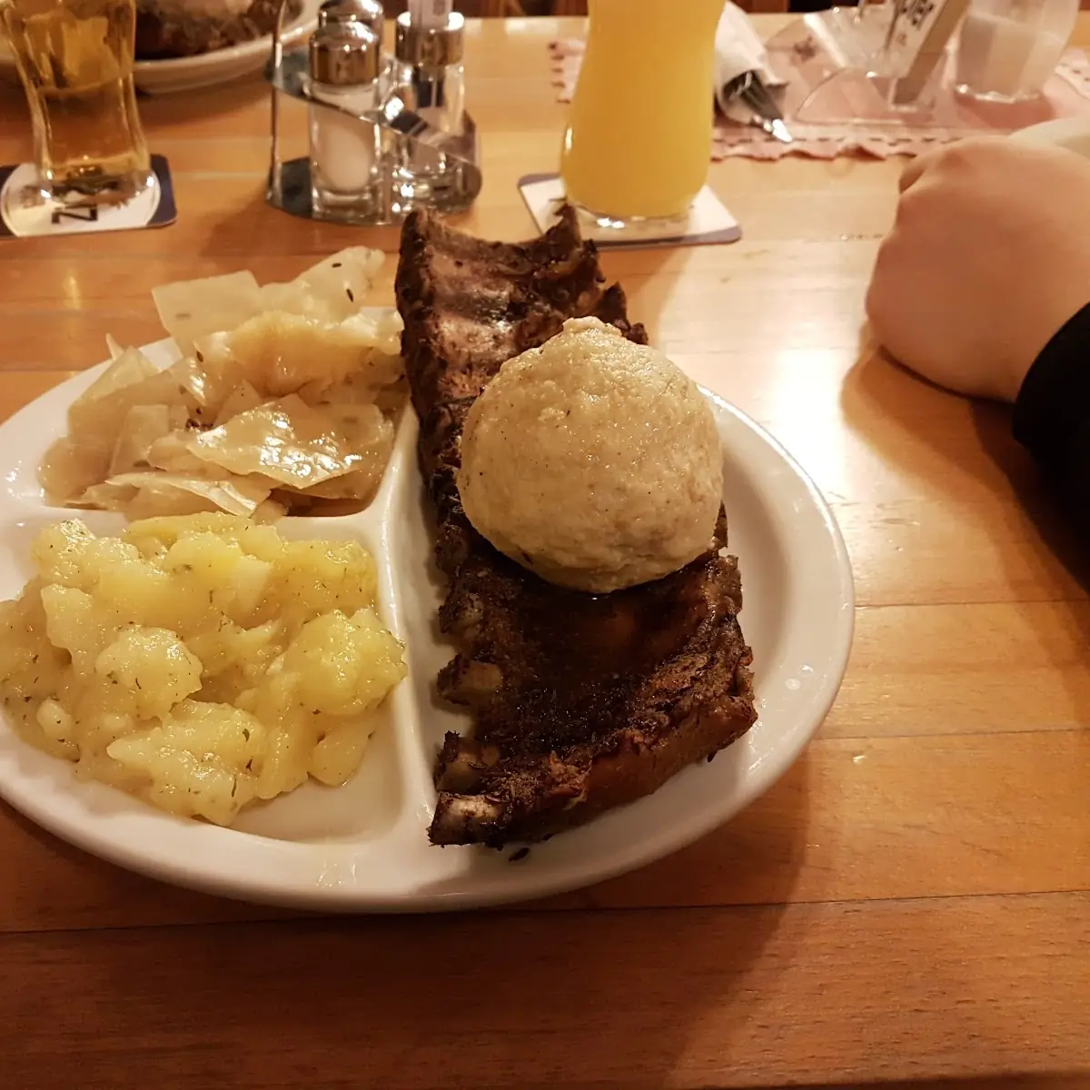 Ripperl Mit Semmelknödel Stöckelkraut Und Kartoffelsalat