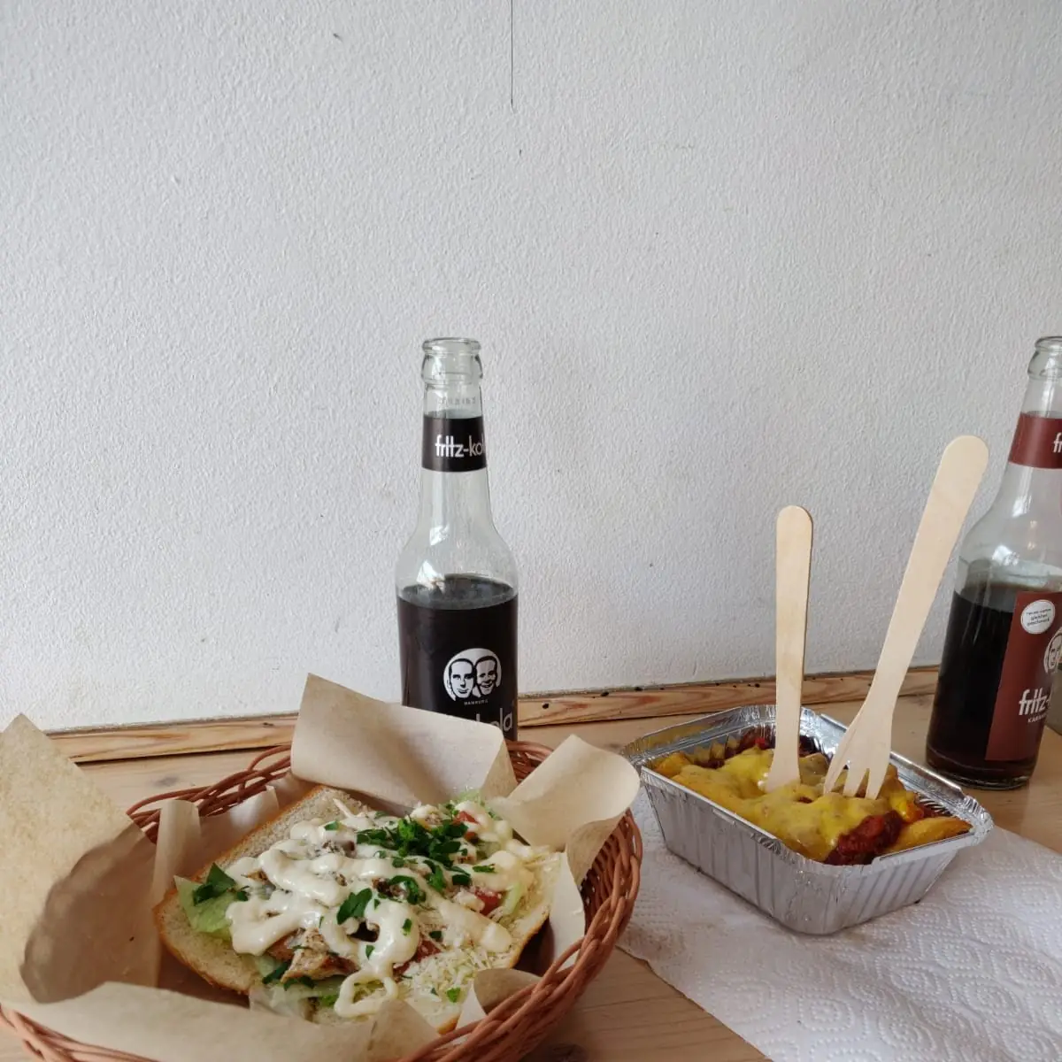 Chicken Caesar Und Chilli Cheese Fries