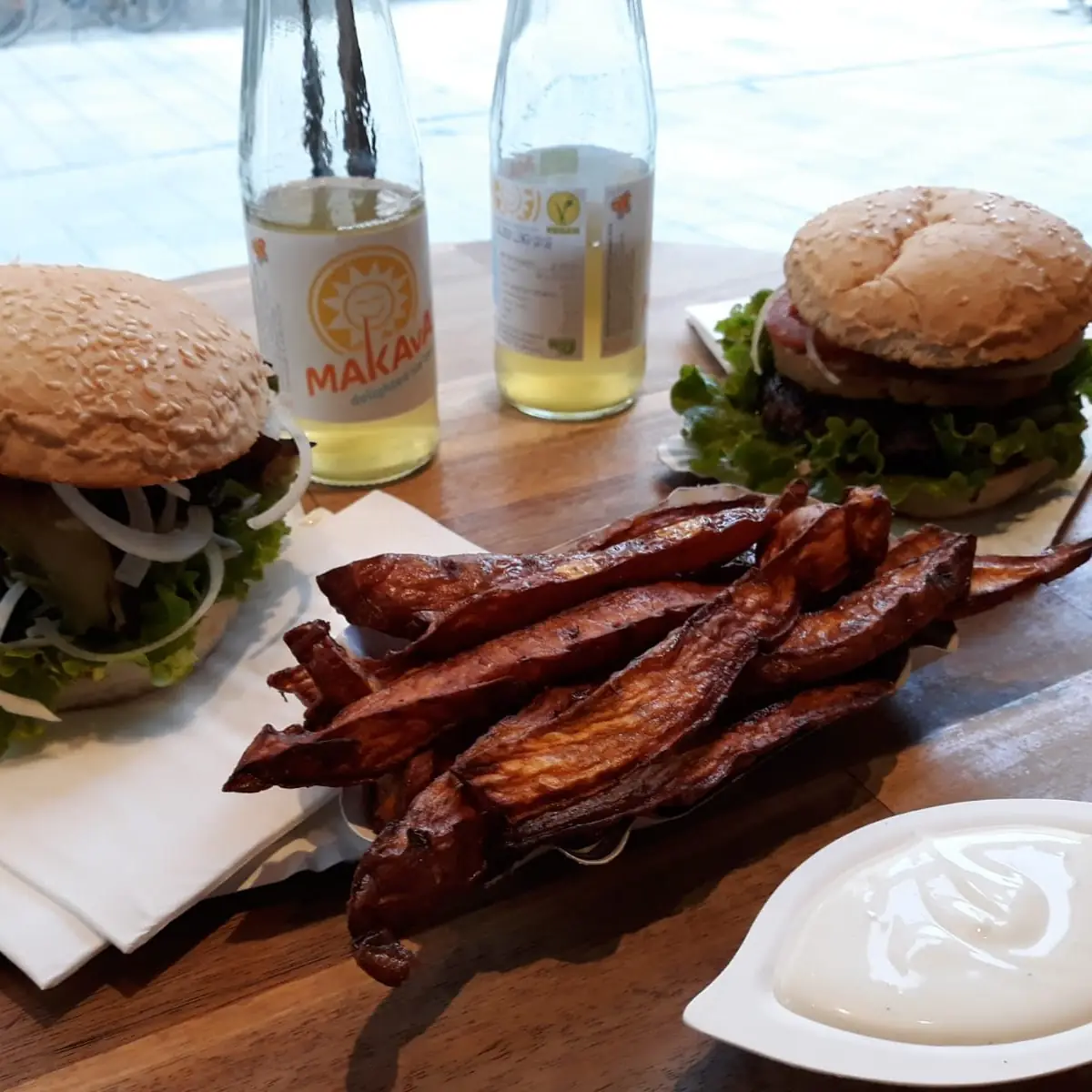 Avocado Burger Mit Süßkartoffelpommes