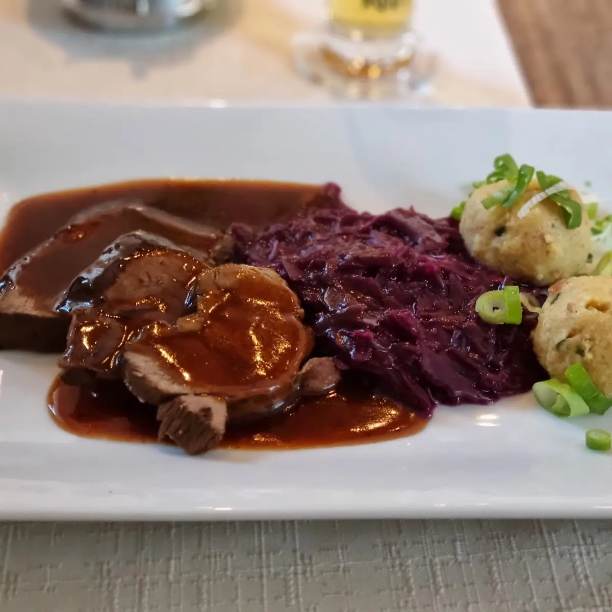 Hirsch Mit Rotkraut Und Knödel
