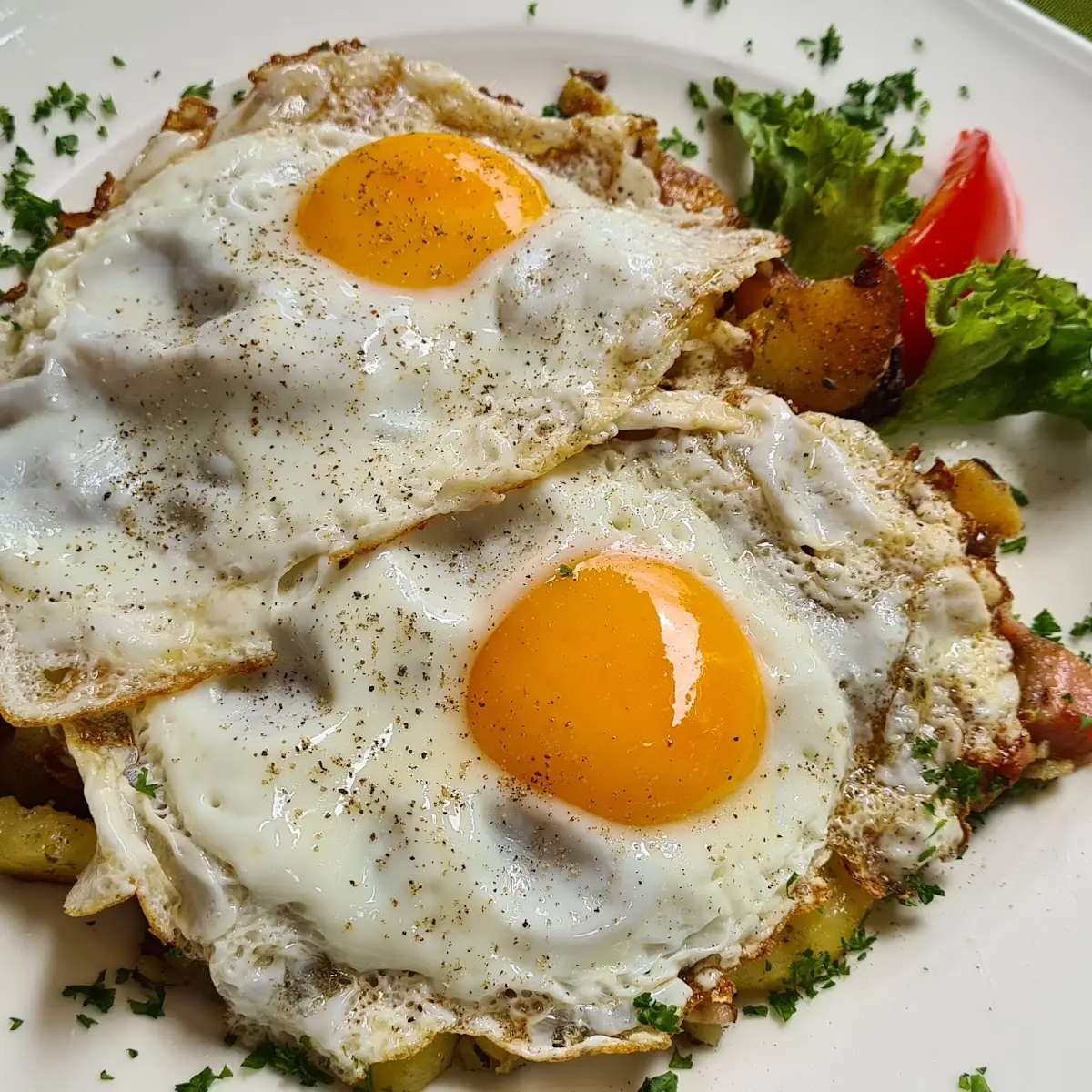 Bratkartoffeln Mit Spiegelei Und Speck