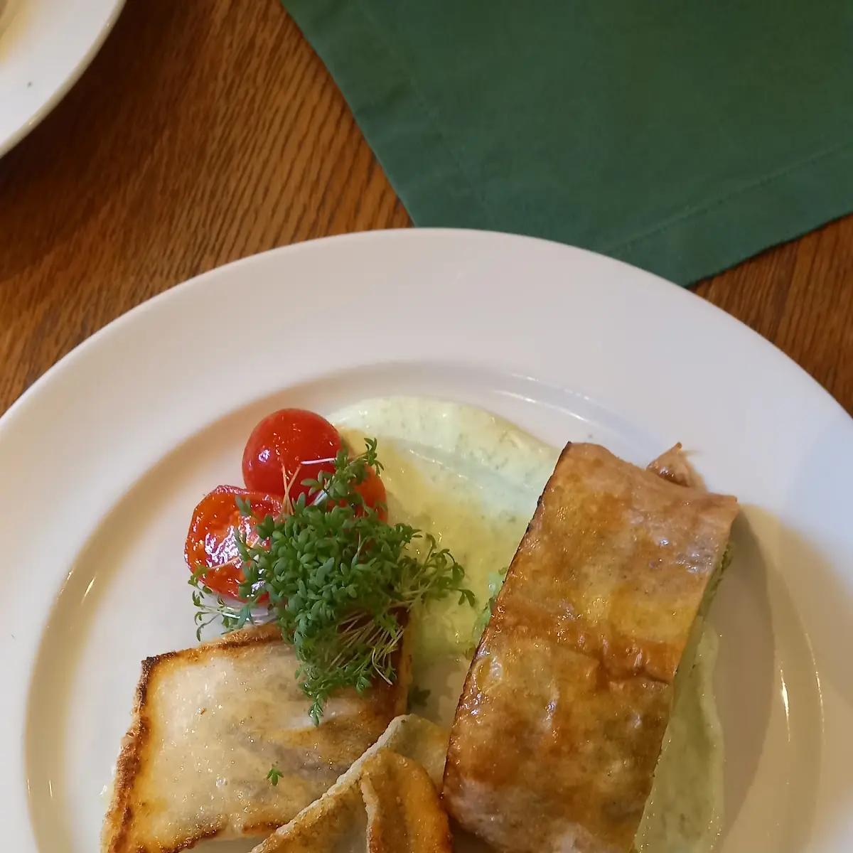 Zander Mit Kartoffelstrudel Und Bärlauchschäumchen