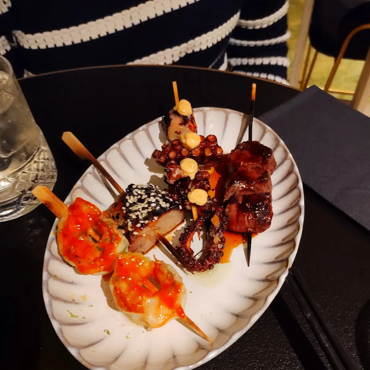 Spieße Vom Grill Schwein Pulpo Rind Und Garnele Komplete Ausführung Auf Seiner Seite