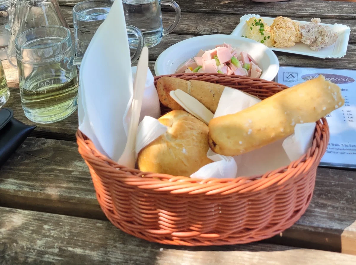 Selber Zusammengestellte Heurigenjause Wurstsalat Aufstrich Und Gebäck