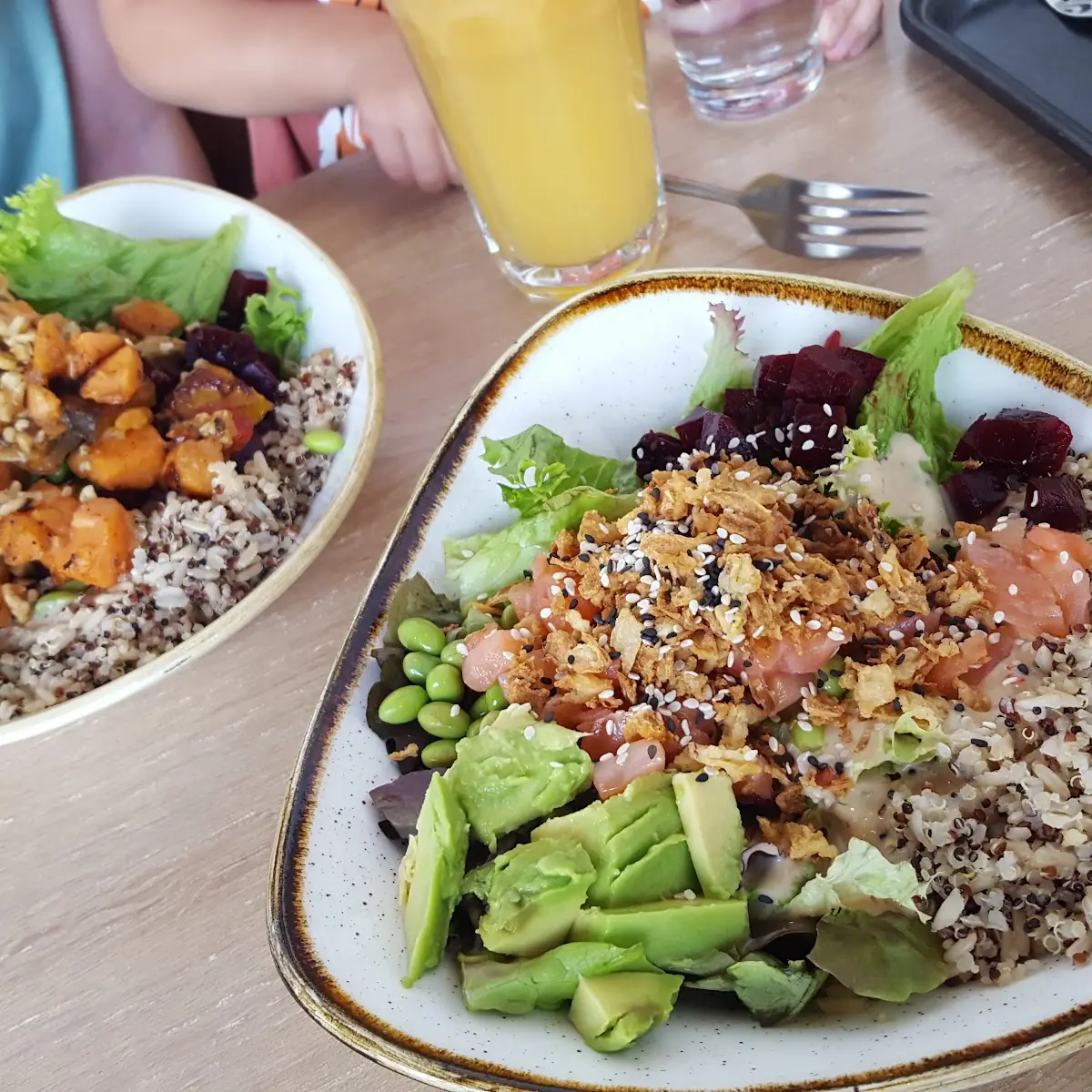 Lachs Avocado Bowl