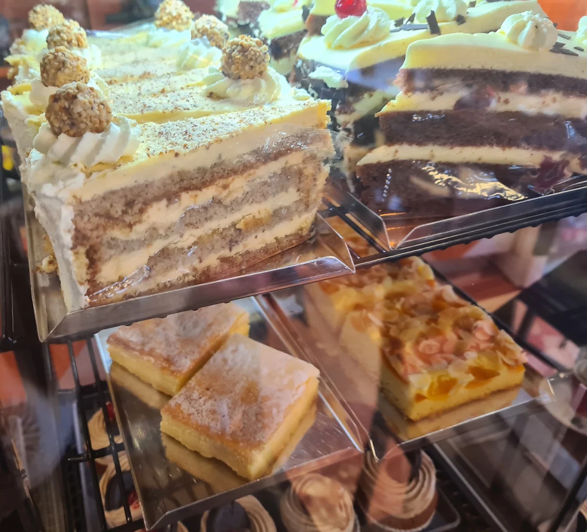 Frische Torten Von Magda GH Derfler