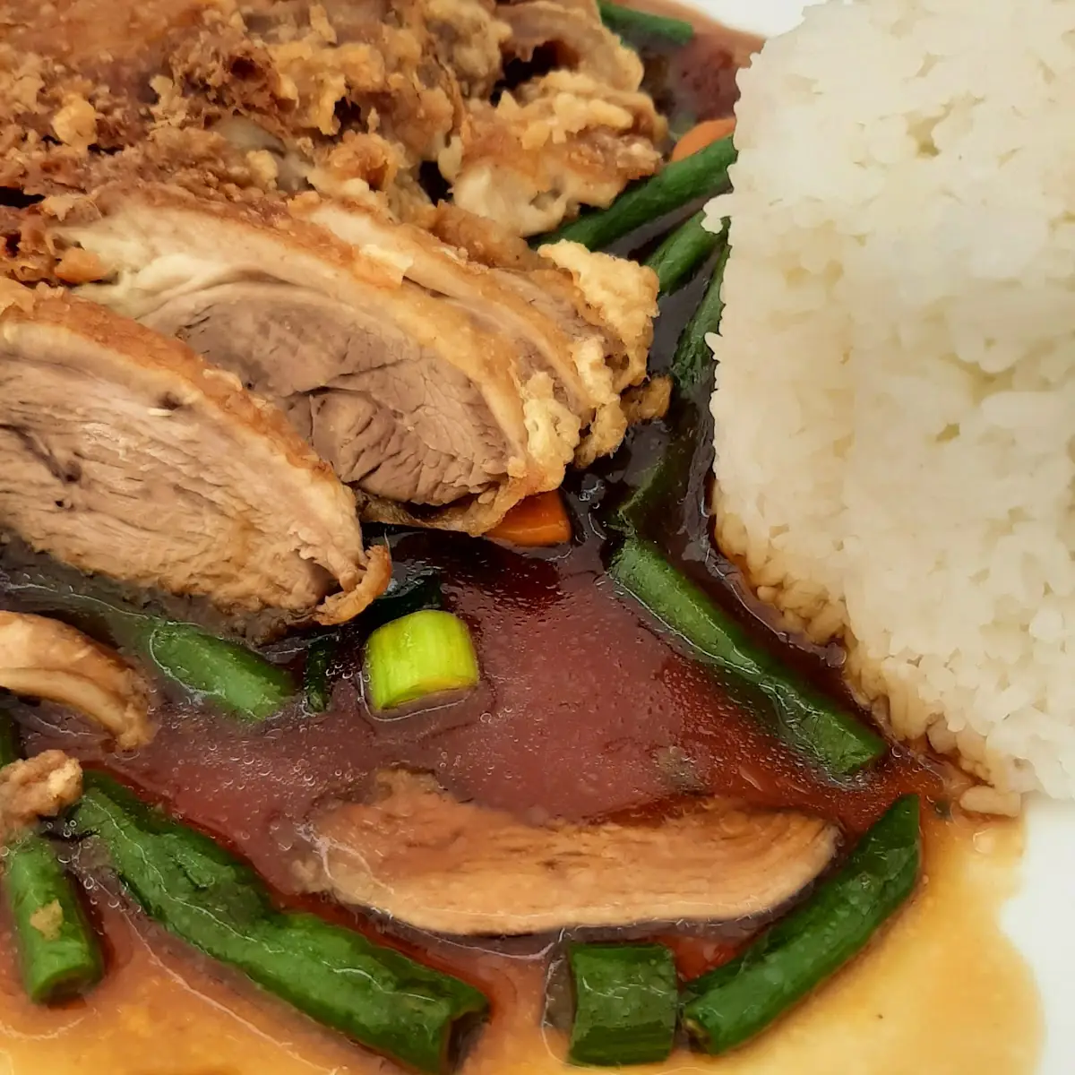 Knusprige Ente Auf Langen Bohnen In Teriyakisauce- Sauce