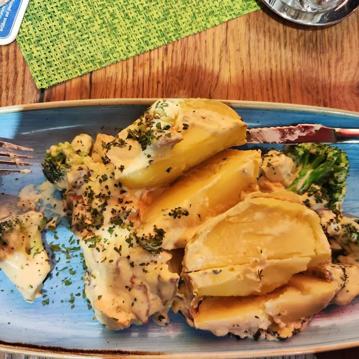 Heisse Knolle Mit Hühnerfleisch Broccoli Champignons In Rahmsauce