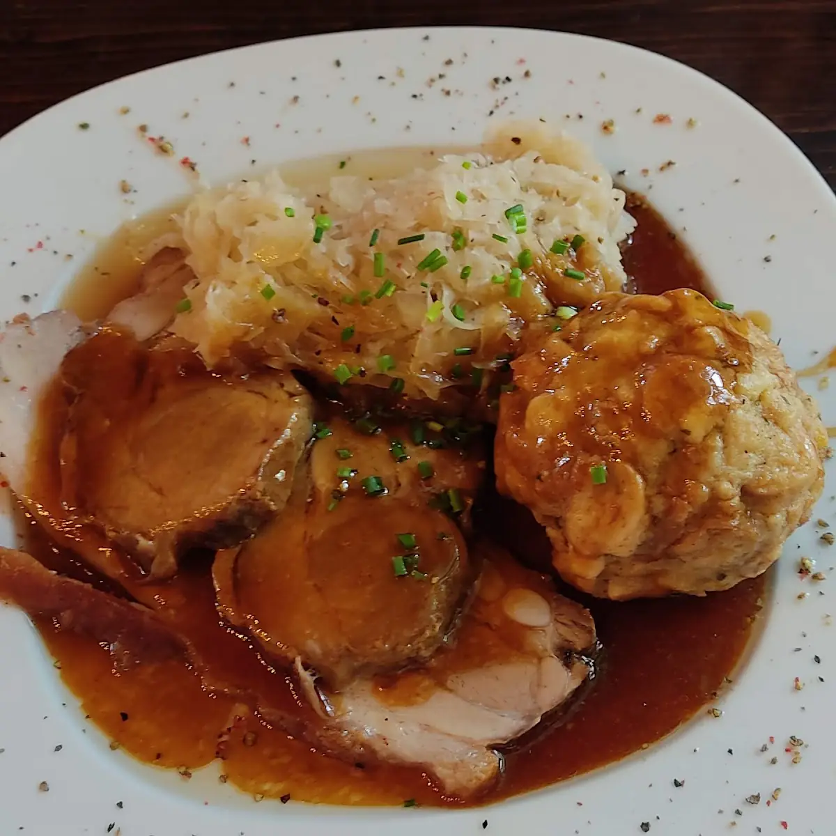 Schweinsbraten Mit Sauerkraut Und Semmelknödel