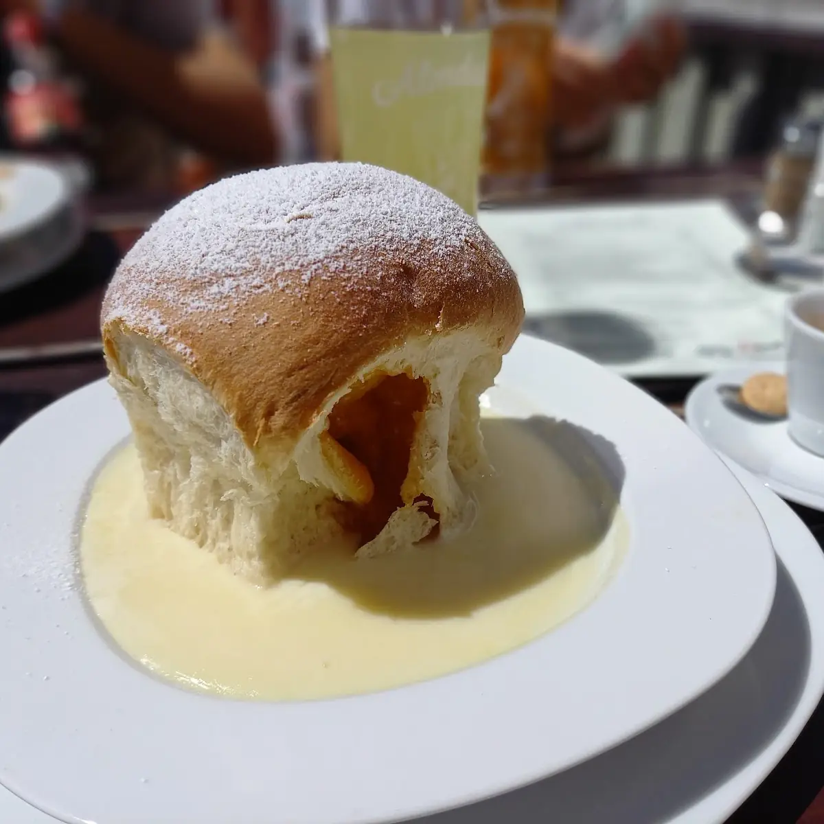 Wuchtel Mit Vanillesauce