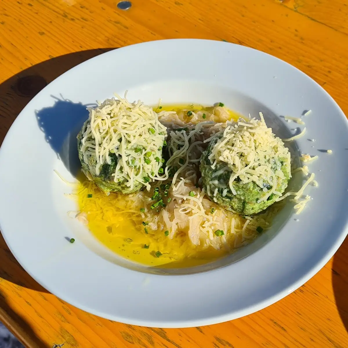 Spinatkäseknödl Mit Sauerkraut Zerlassen Brauner Butter Und Geriebener Bergkäse