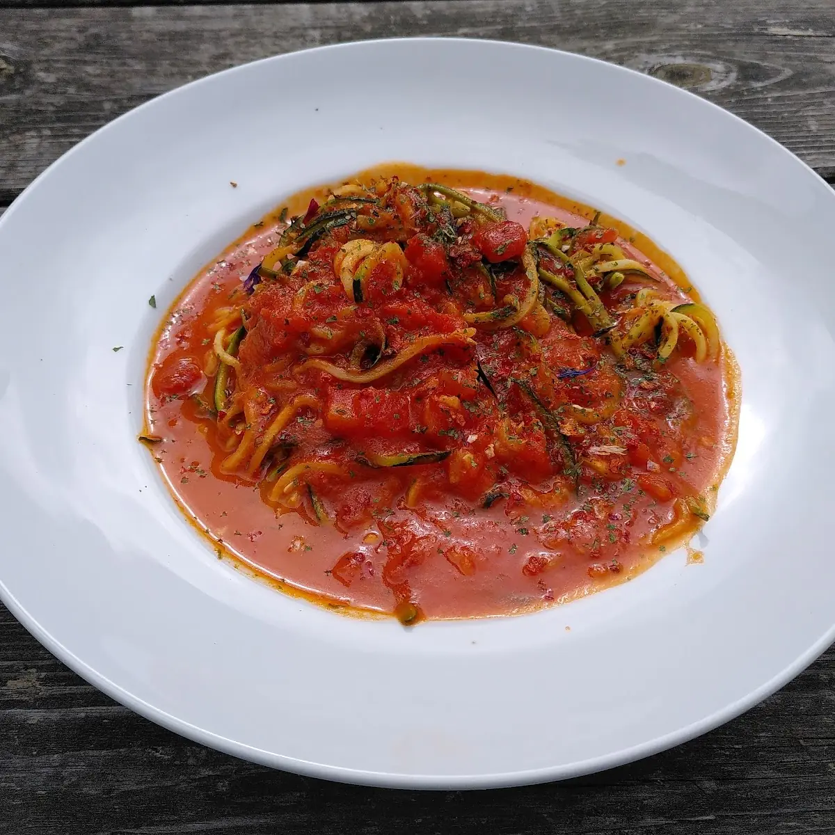 Zucchettie Mit Tomaten -staude Sellerie Sauce