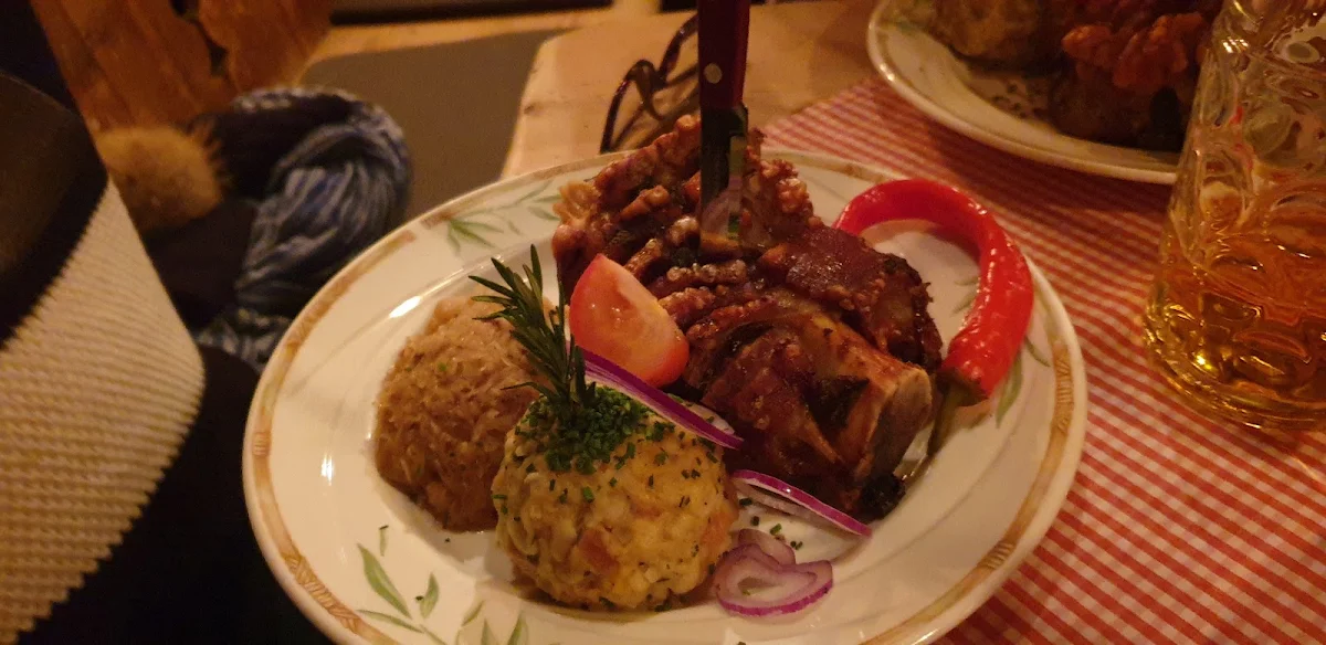 Haxe Mit Sauerkraut Und Knödel