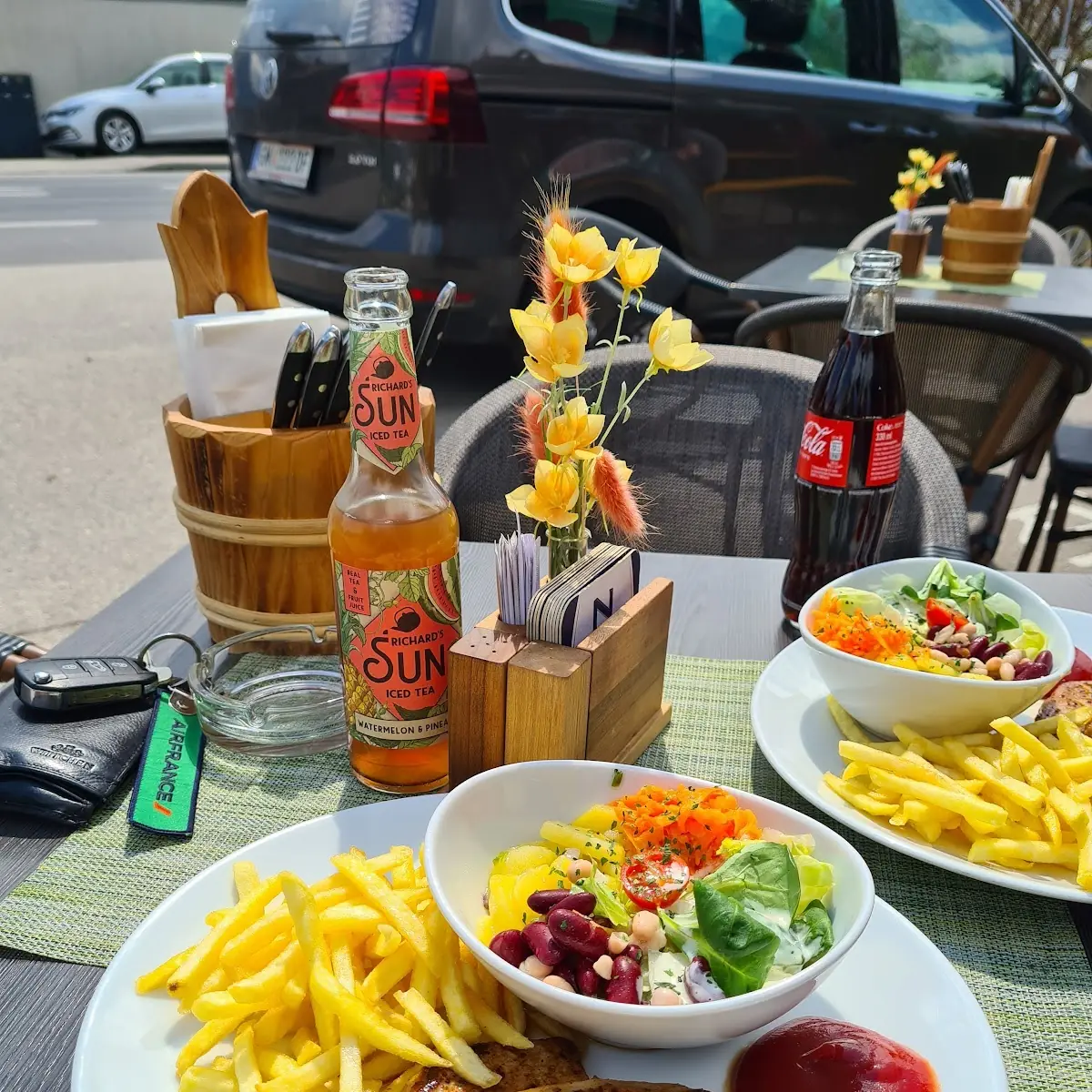 Grillkotelette Mit Pommes Und Salat
