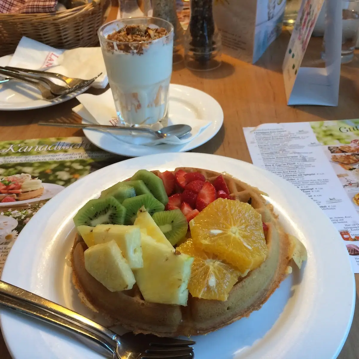 Frühstück - Kanadische Waffel Mit Obst Müsli