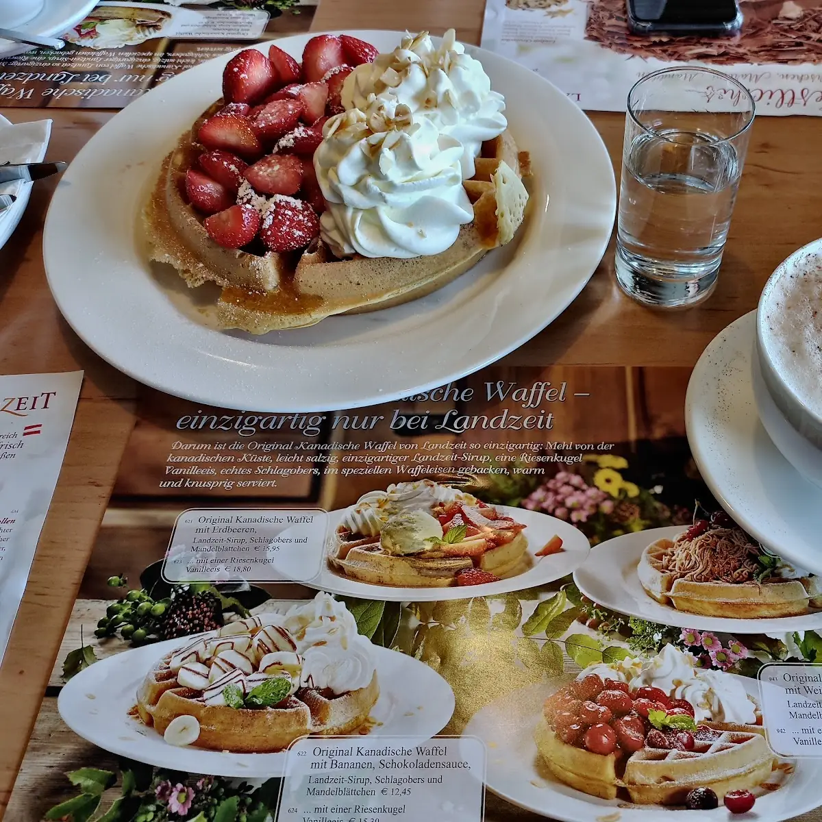 Waaffel Mit Erdbeer Und Capuccino