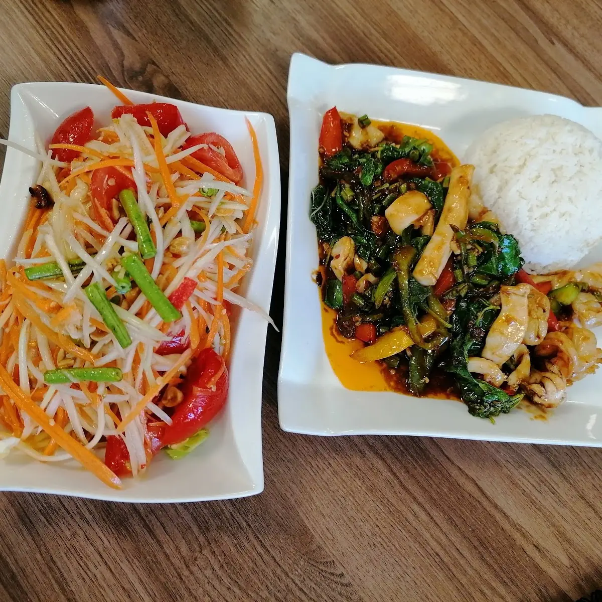 Pad Krapao Seafood Und Pappayasalat