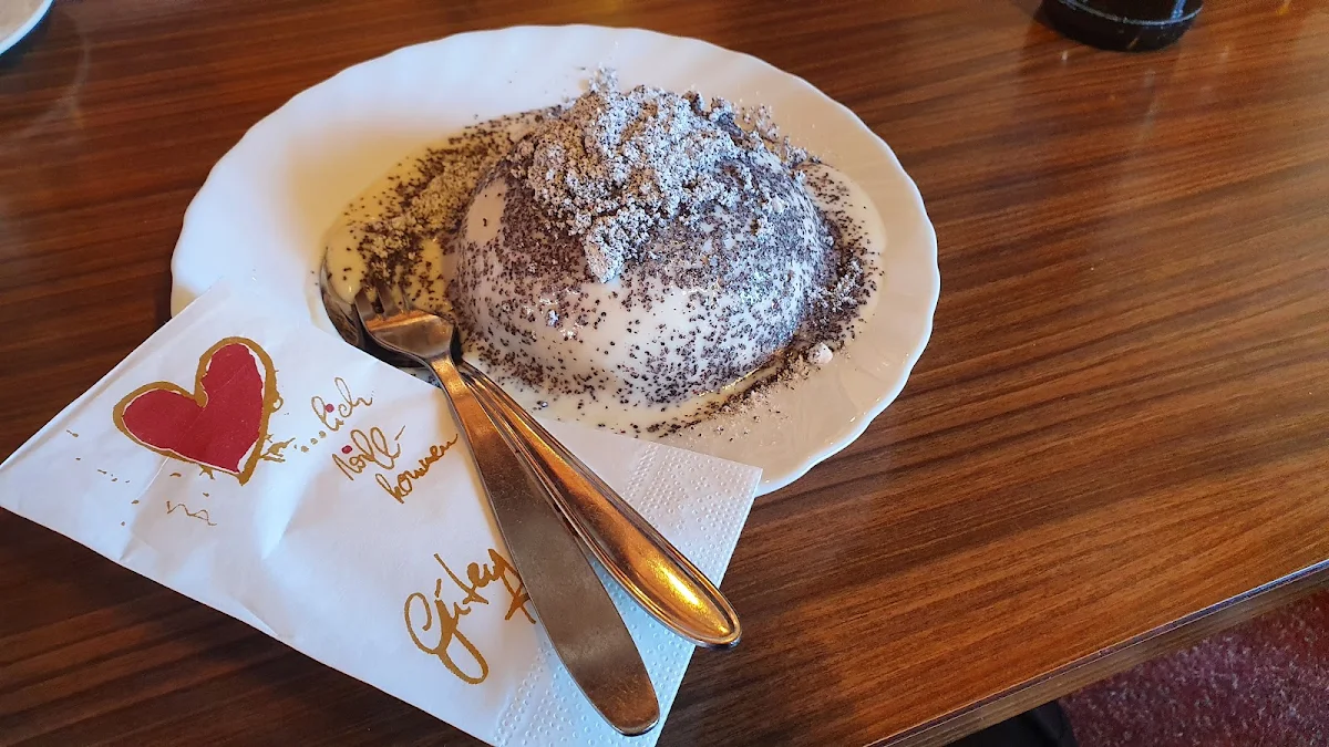 Germknodel Mit Vanillesauce Und Mohnstreuseln