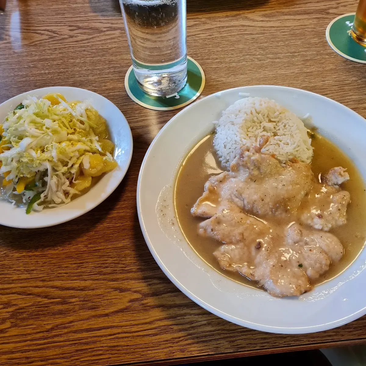 Putenschnitzel Natur Mit Reis Und Gemischtem Salat
