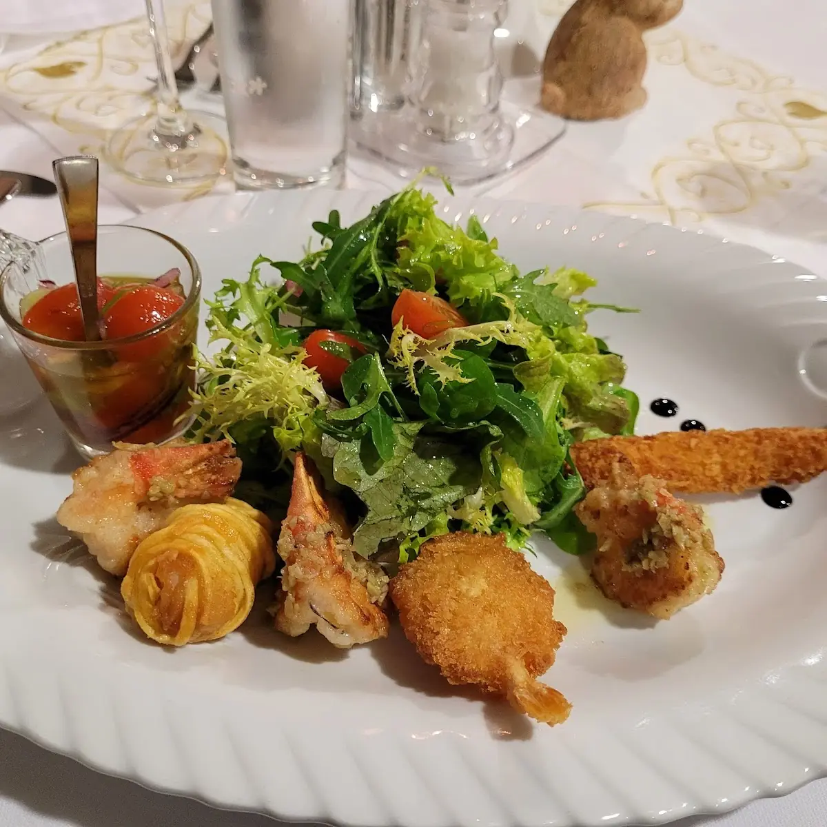 Blattsalat Mit Tomaten Vinaigrette Und Garnelen