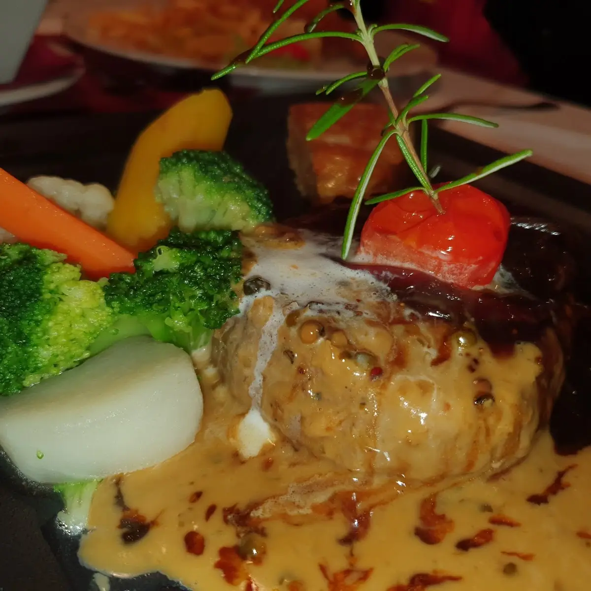 Jungochsensteak Mit Rotweincharlotten