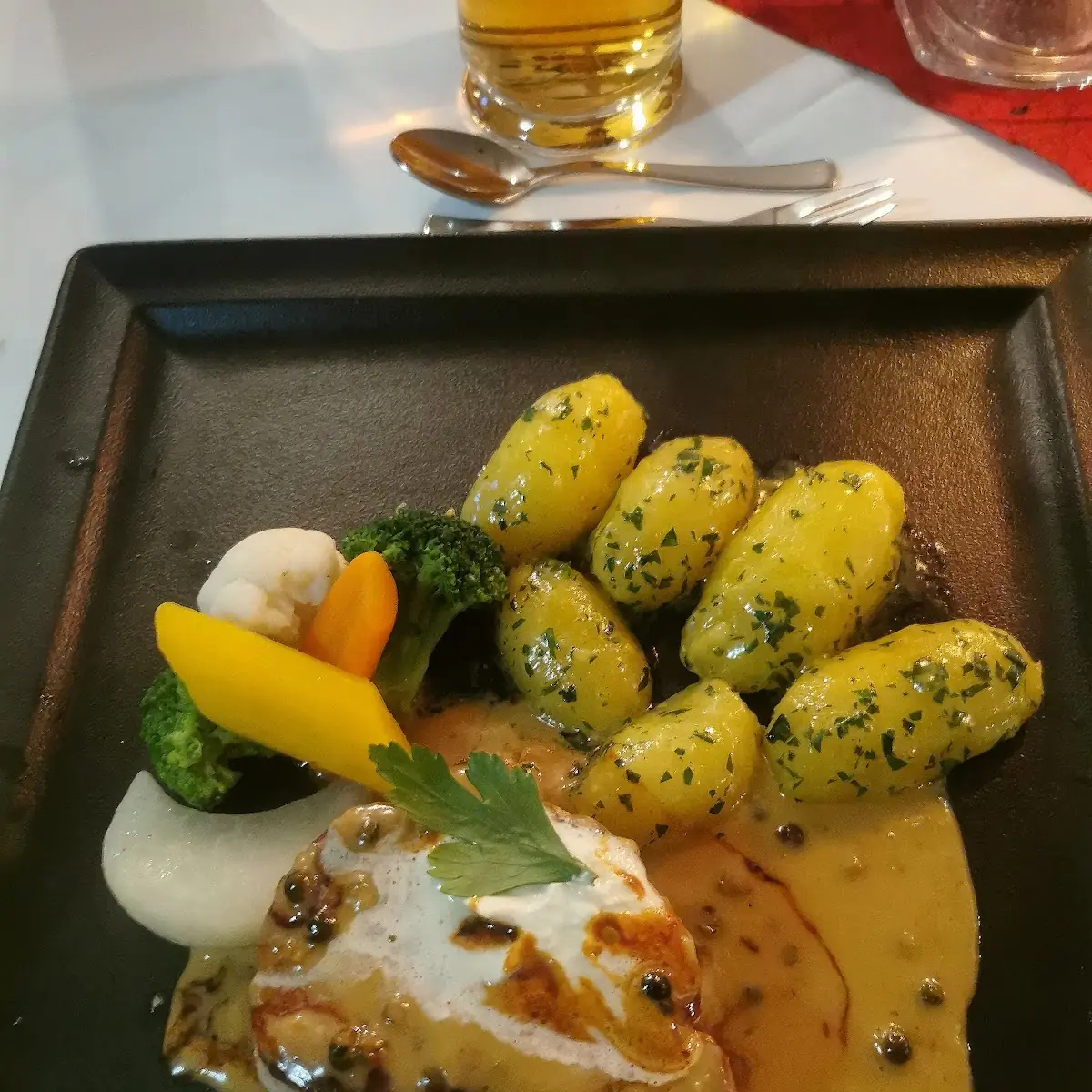 Schweinerücken Mit Pfeffersauce Und Petersilieerdäpfel