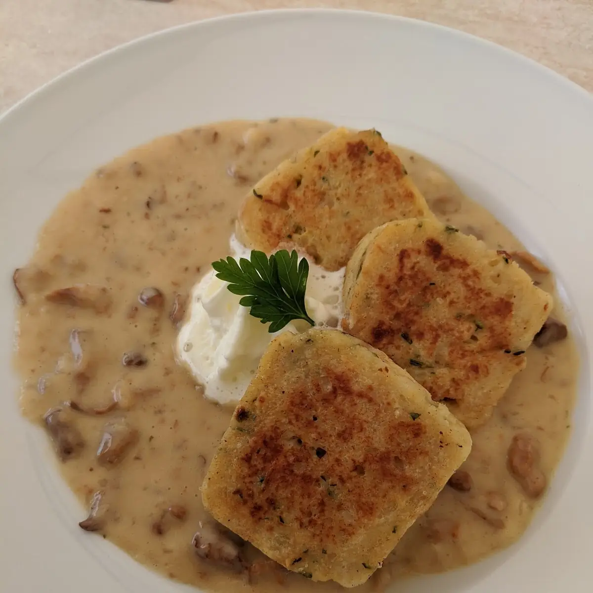 Semmelknödel In Eierschwammerl Sauce