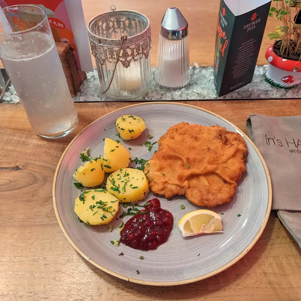 Schnitzel Vom Strohschwein Mit Petersilienkartoffeln
