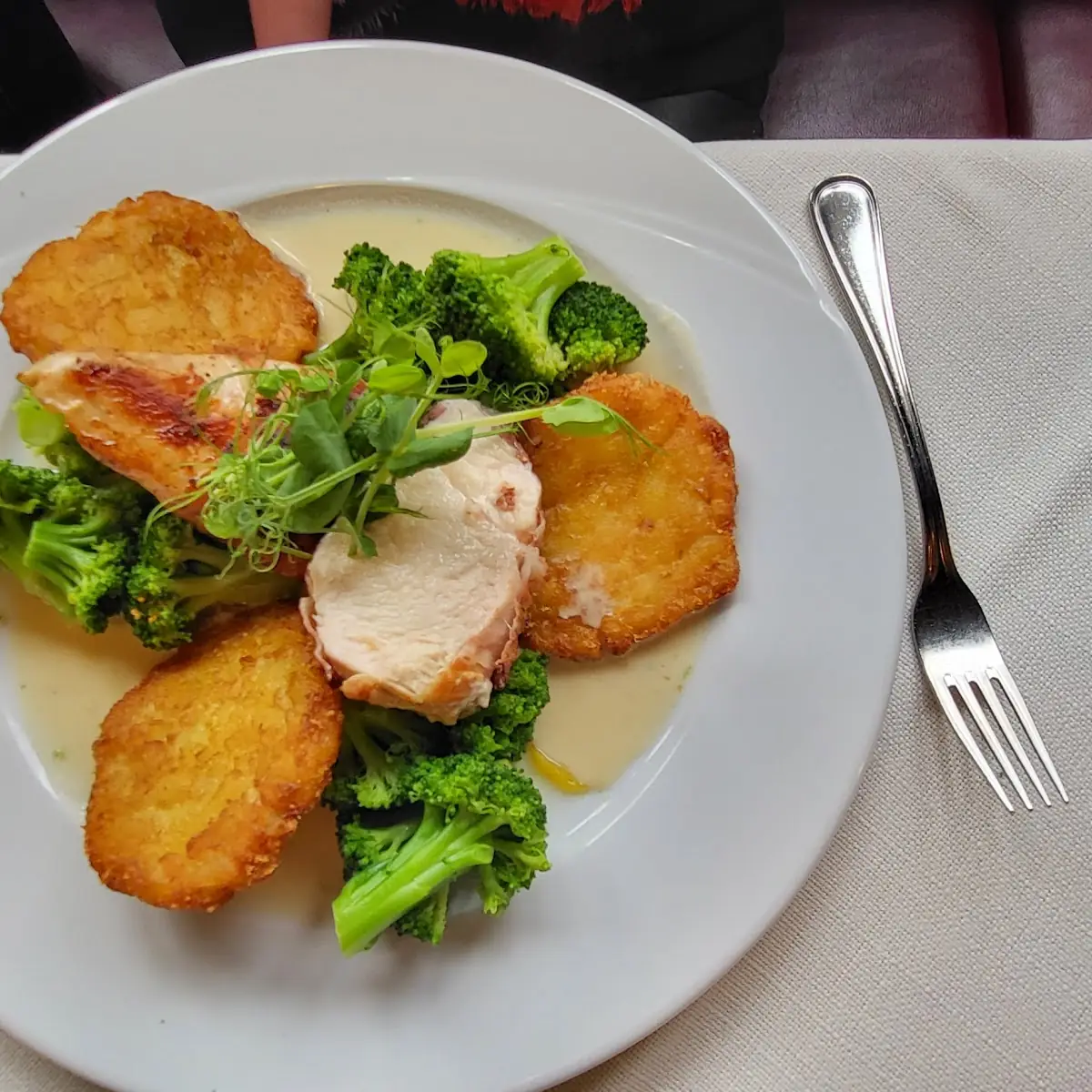 Hühnerbrust Im Speckmantel Mit Knoblauchsauce Rösti Und Broccoli