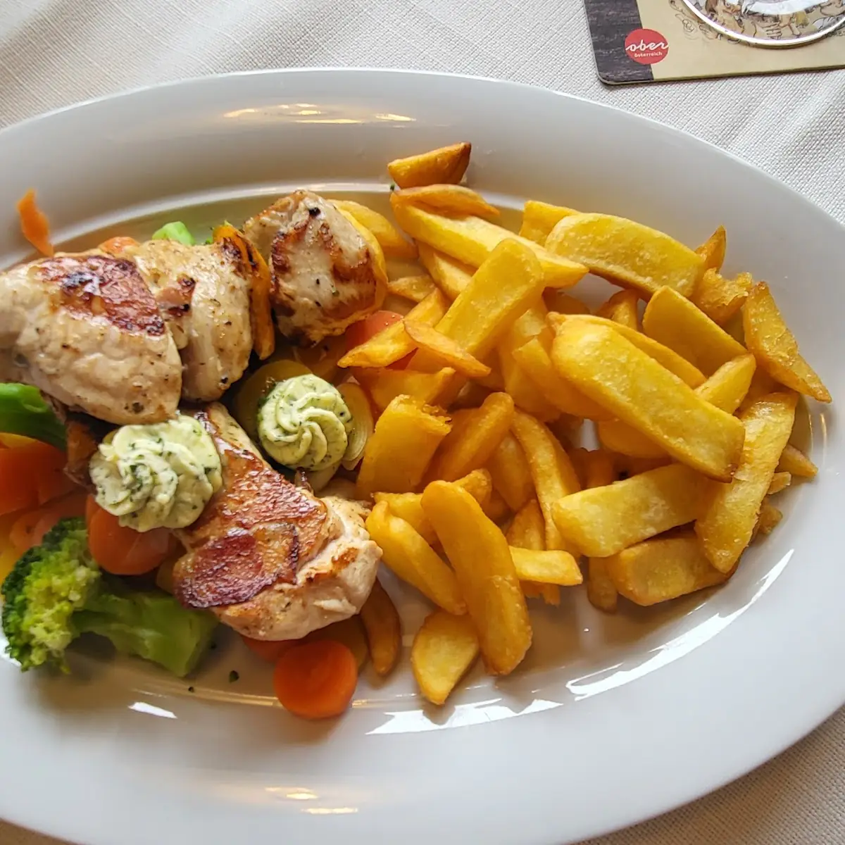 Putenspiess Mit Speck Gartengemüse Und Pommes